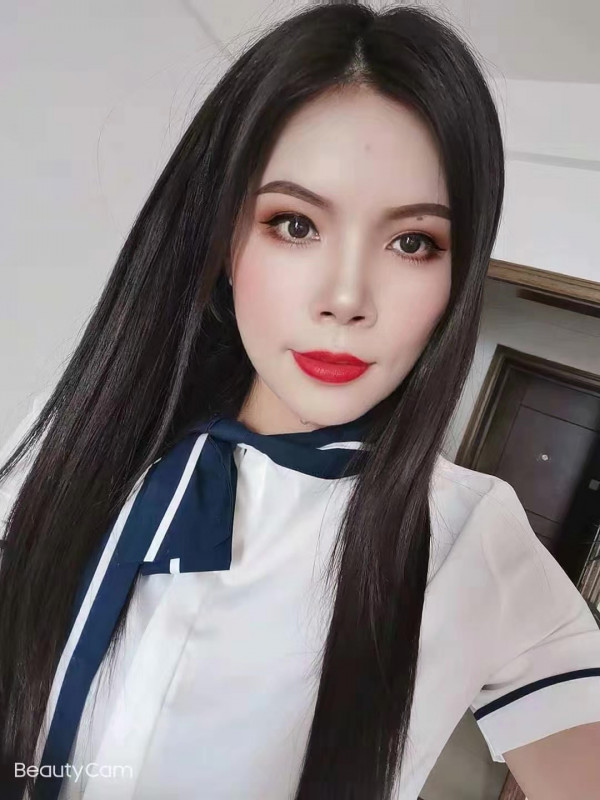 深喉很爽的小妹妹